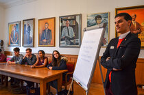 Gekonnt: Jugendliche präsentieren ihre Ideen vor den Kantonsräten und Kantonsrätinnen.